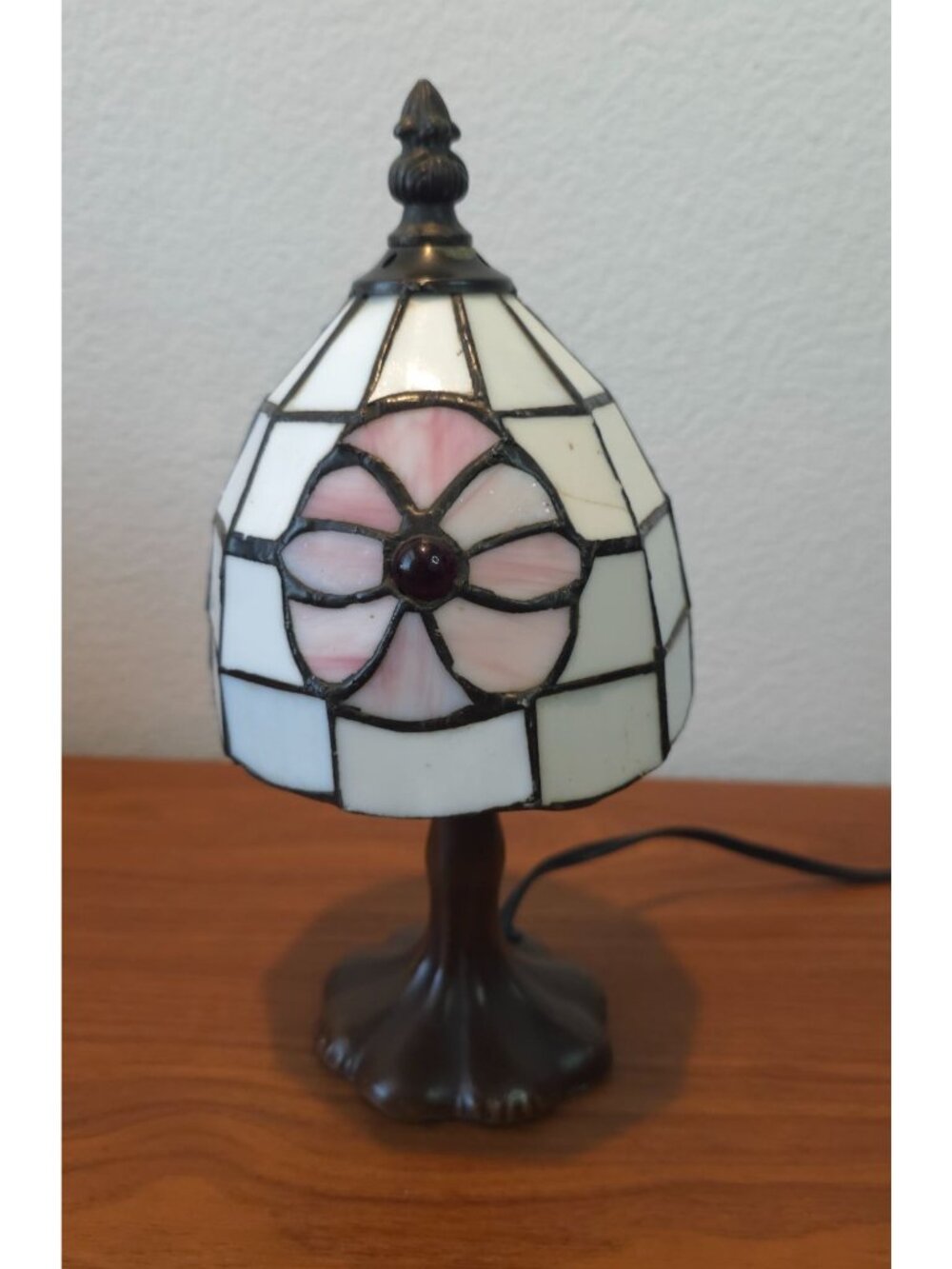 Vintage Tiffany-Style Accent Lamp w/ Stained Glass Floral Shade & Bronze Base - Picture 3 of 14